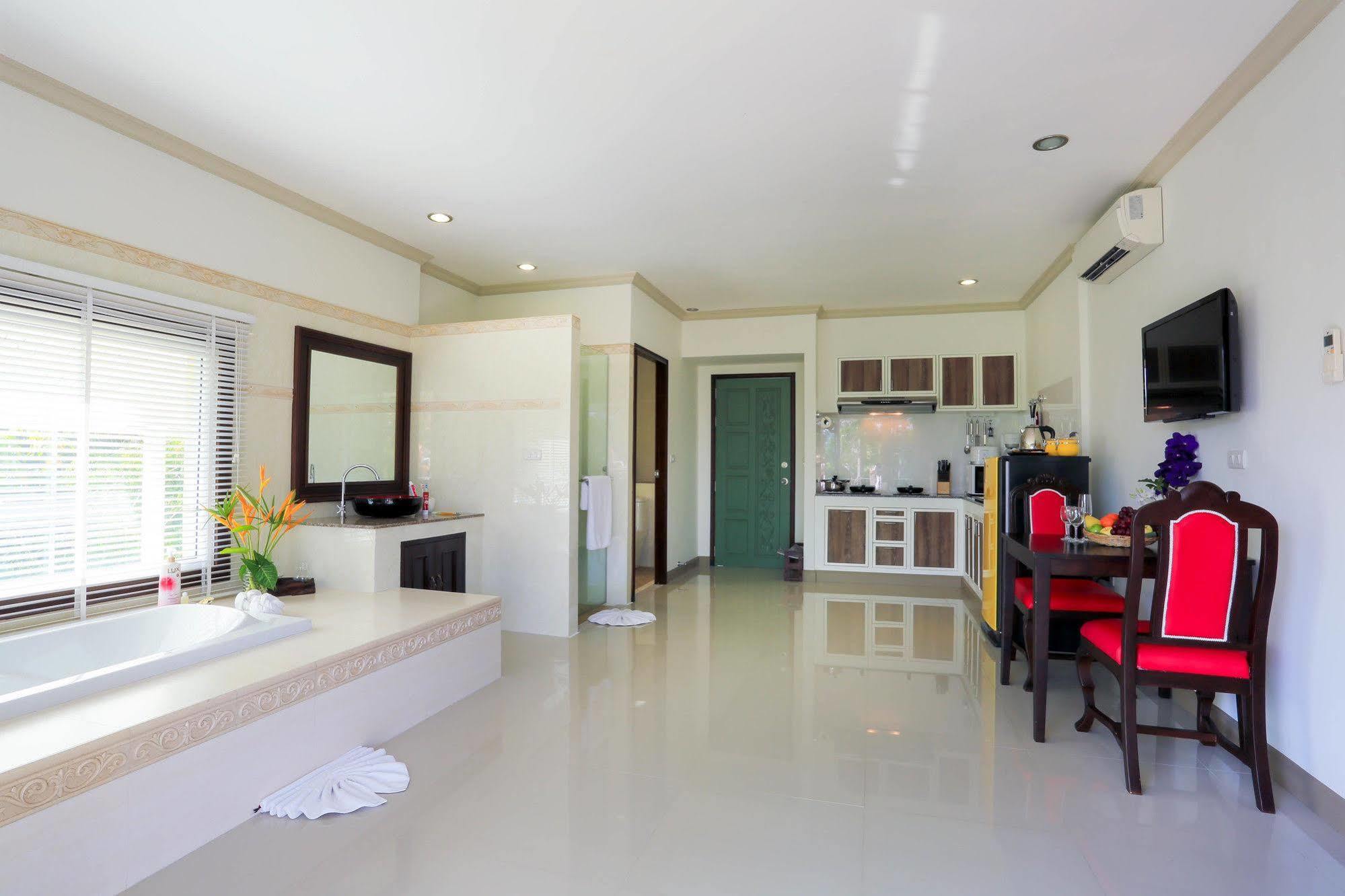 Naka Resort Kamala Beach Extérieur photo