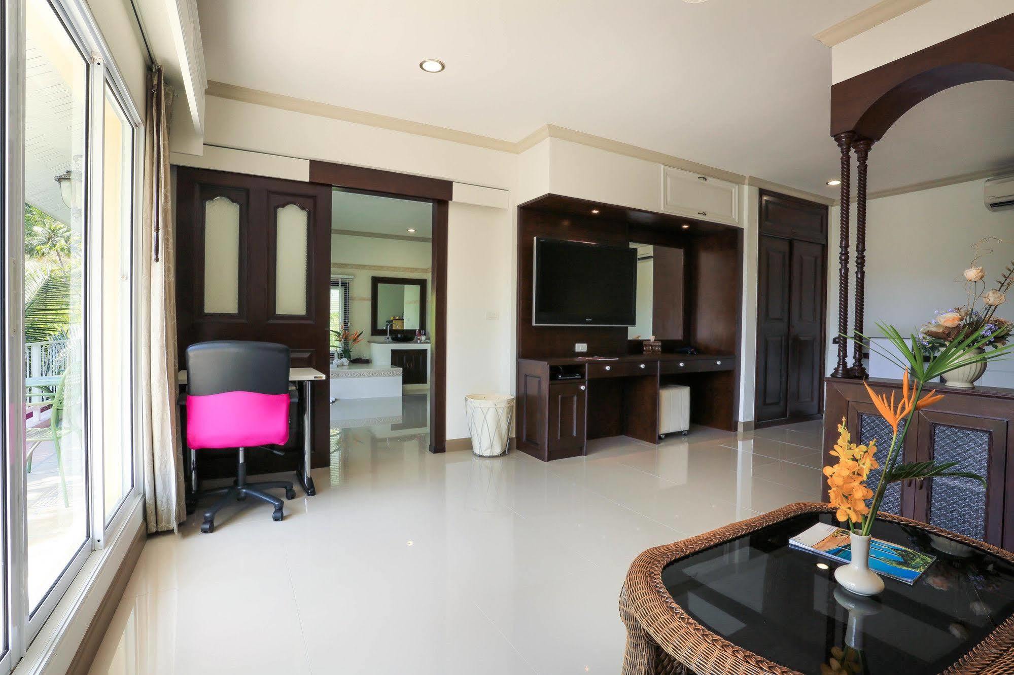Naka Resort Kamala Beach Extérieur photo