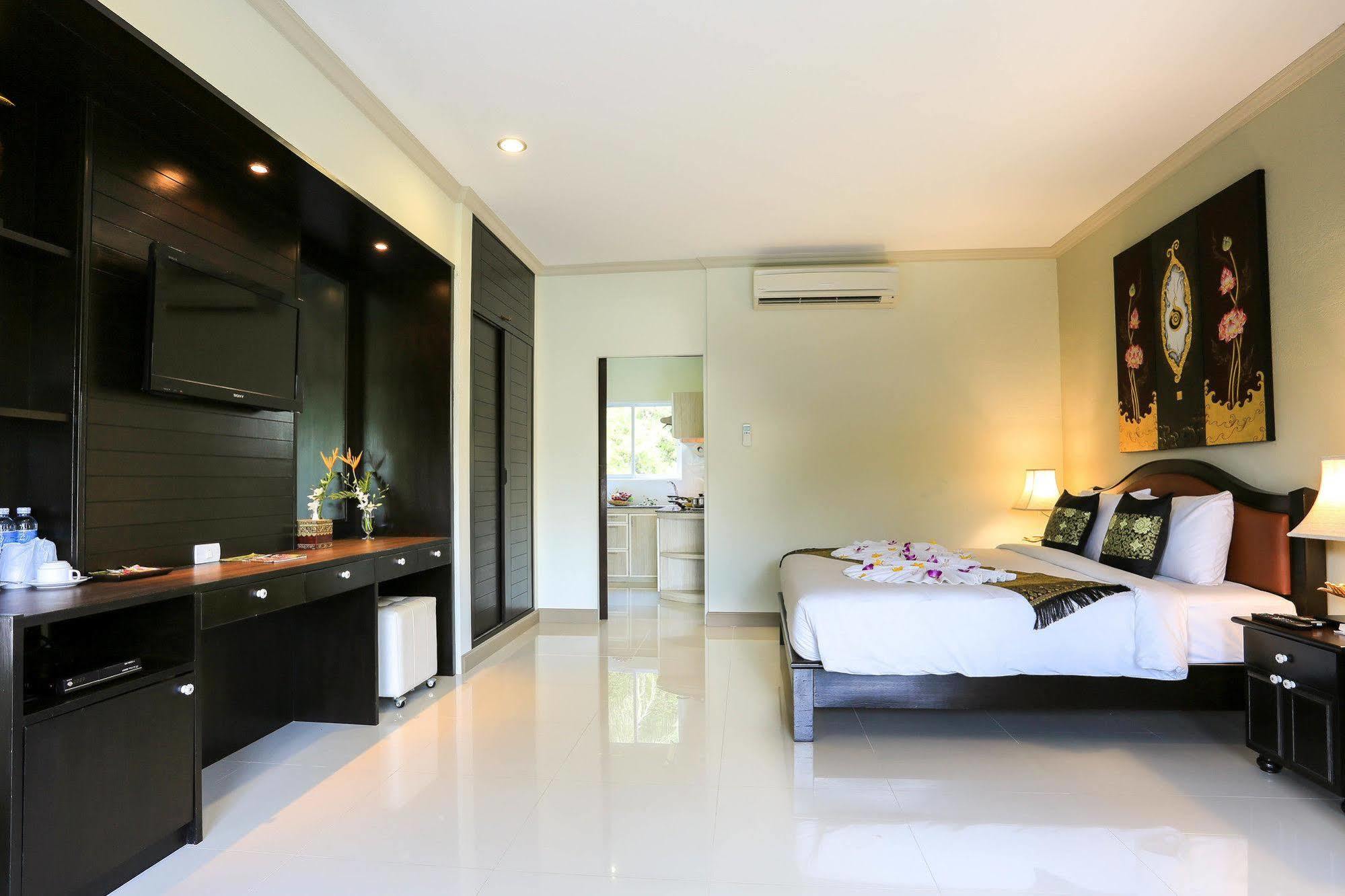 Naka Resort Kamala Beach Extérieur photo