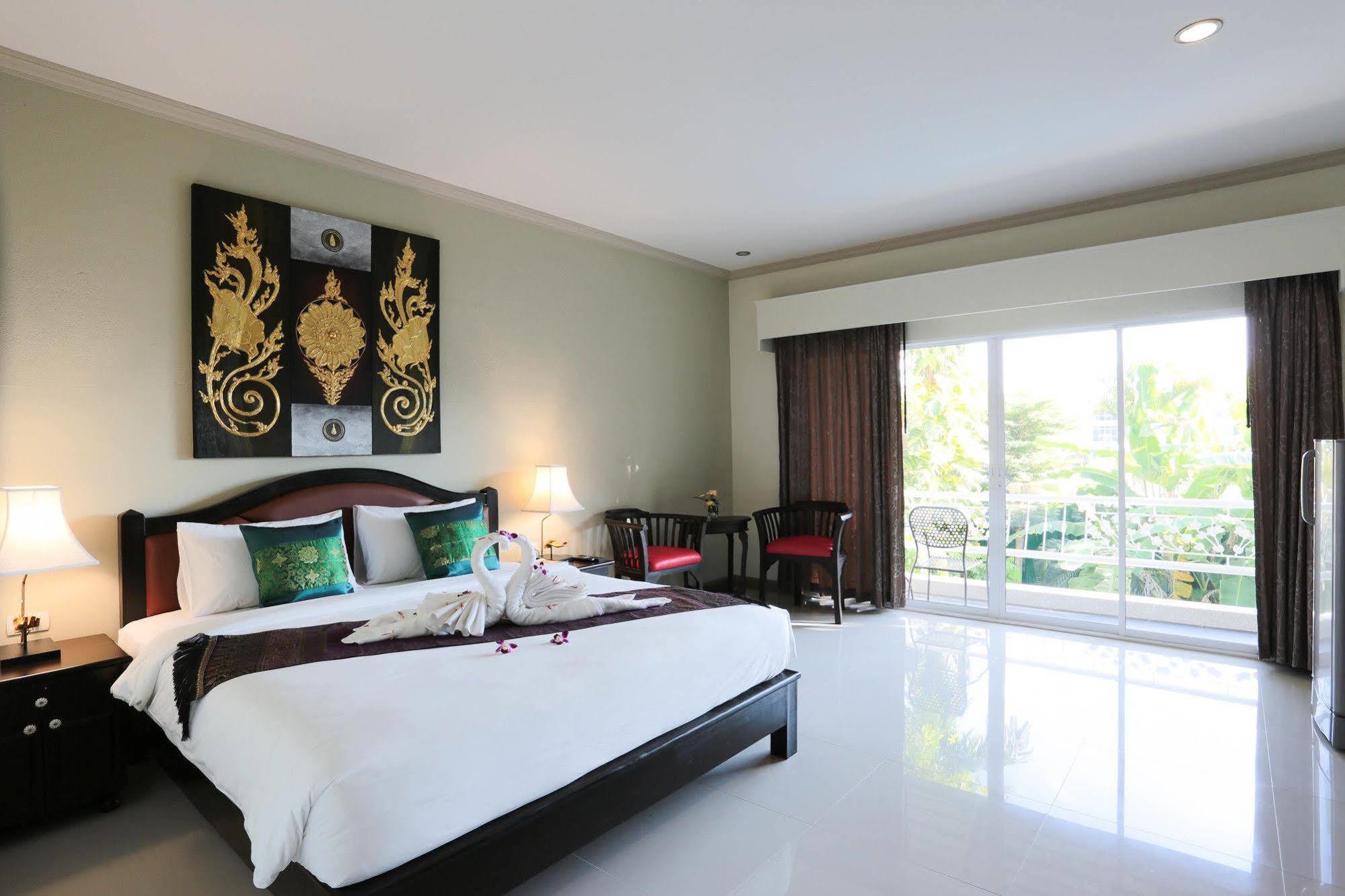 Naka Resort Kamala Beach Extérieur photo